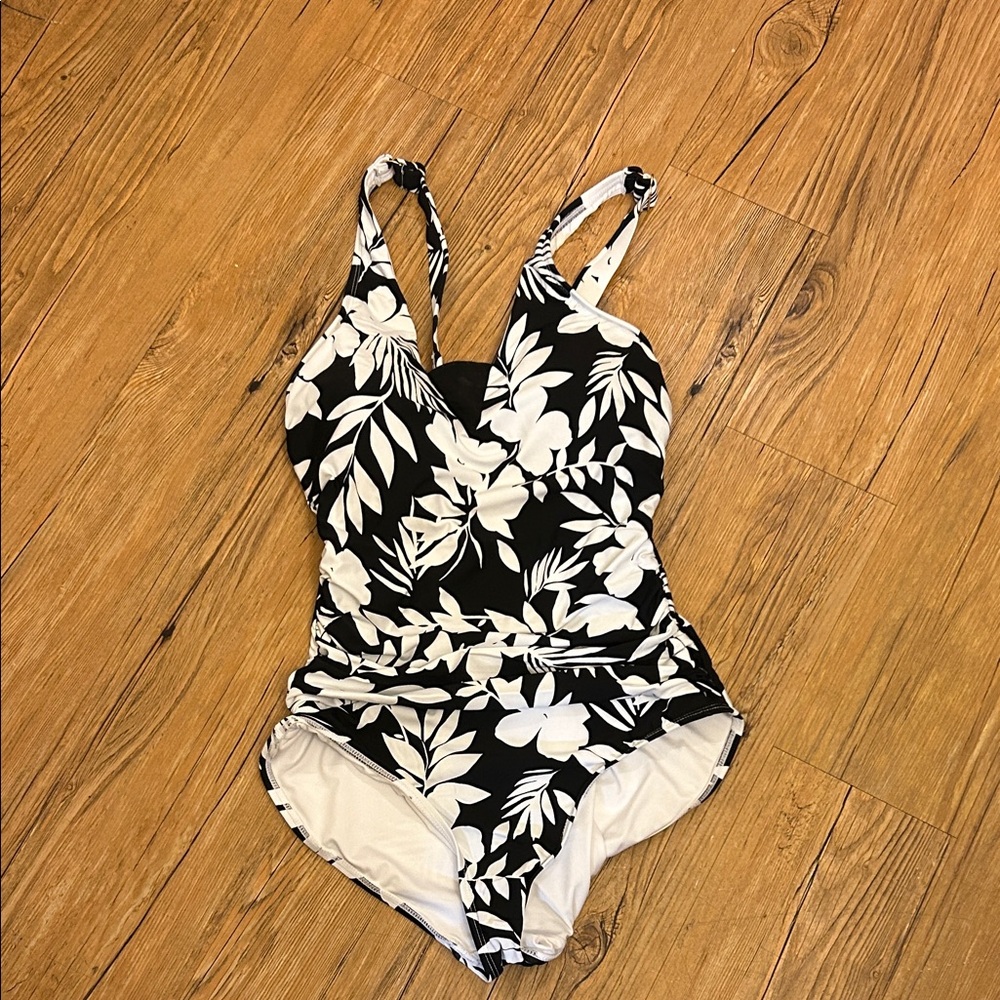 Lands End Black/White Floral Swimsuit Size Medium